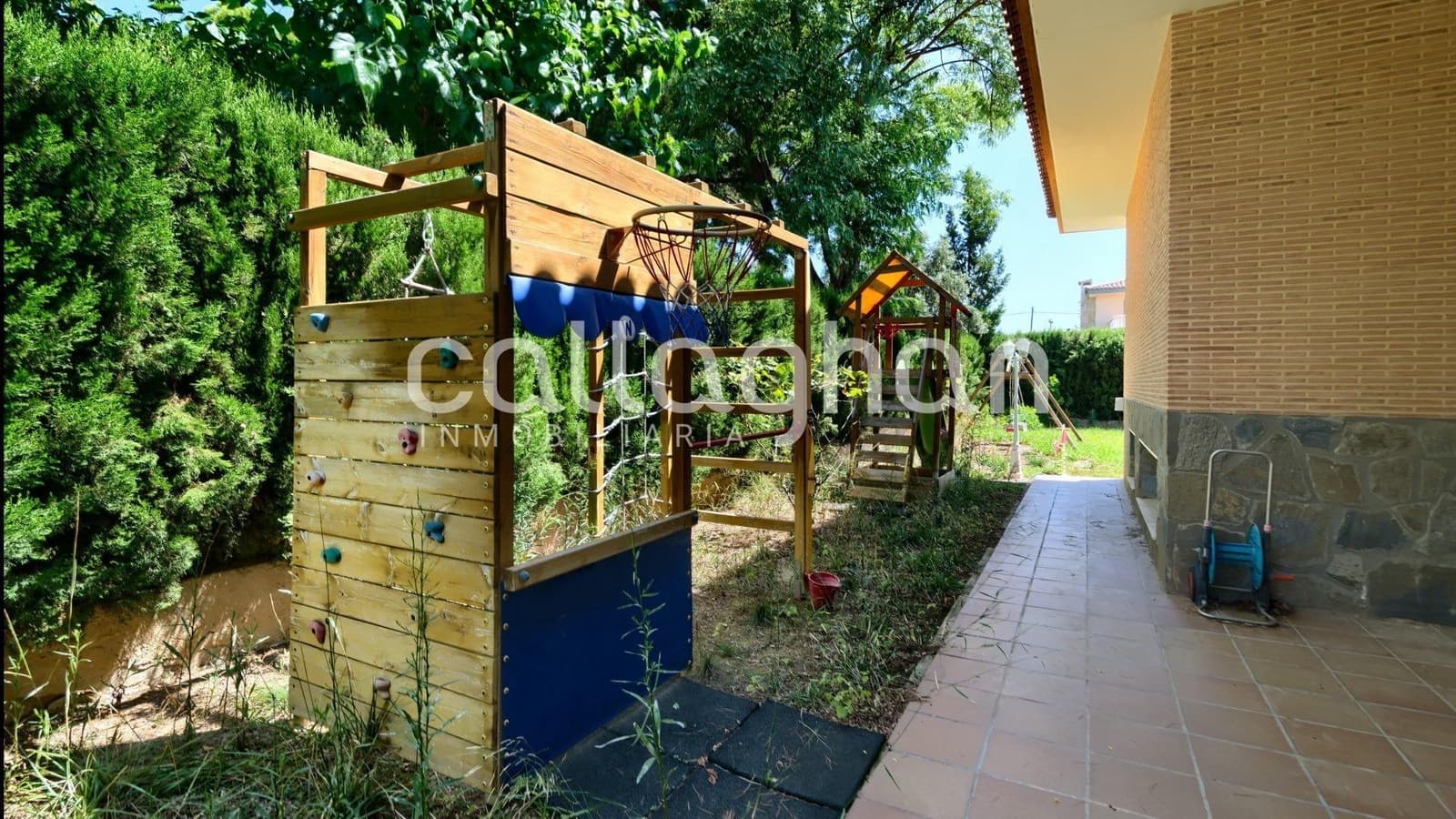 4 bedroom Villa for rent in Serra with pool garage - € 2,850 (Ref: 9137318)