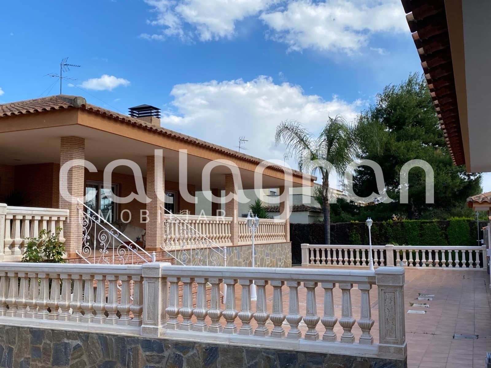 4 bedroom Villa for rent in Serra with pool garage - € 2,850 (Ref: 9137318)