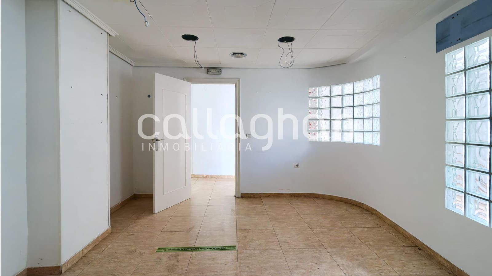 Erhverv til salg i Requena - € 130.000 (Ref: 9215253)