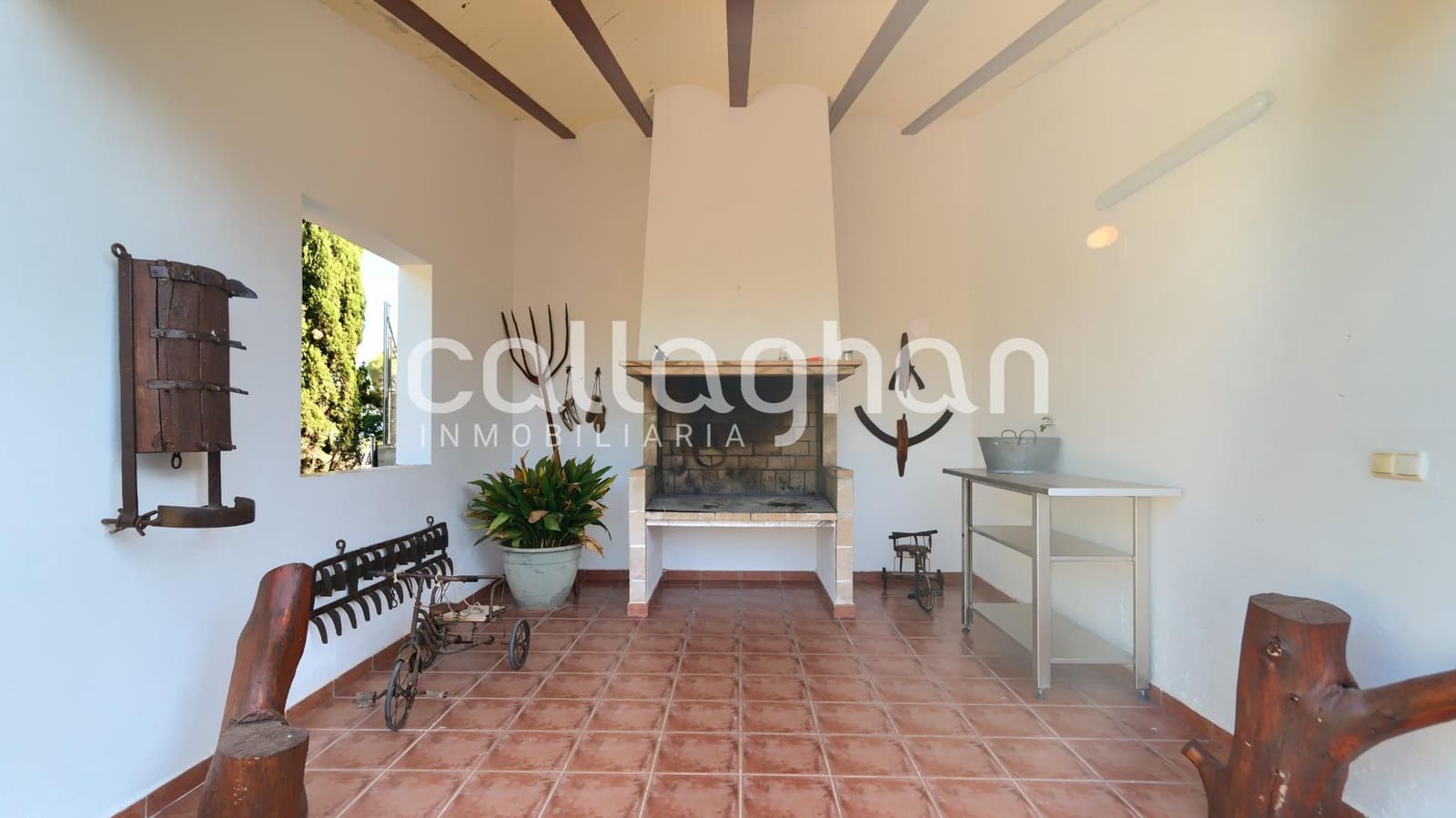 4 bedroom Villa for sale in Alberic with pool garage - € 525,000 (Ref: 9252272)