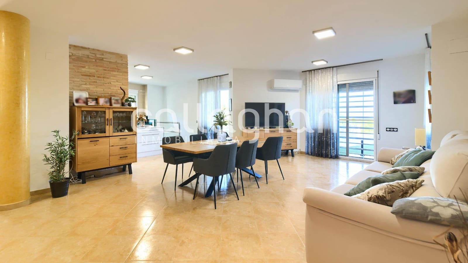 4 bedroom Villa for sale in Alberic with pool garage - € 525,000 (Ref: 9252272)