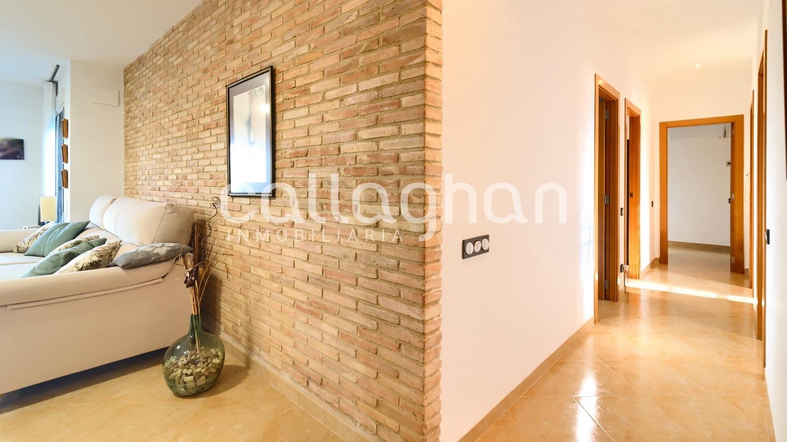 4 bedroom Villa for sale in Alberic with pool garage - € 525,000 (Ref: 9252272)