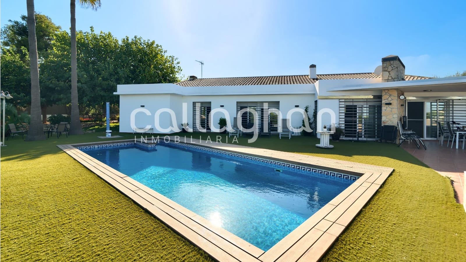 4 bedroom Villa for sale in Alberic with pool garage - € 525,000 (Ref: 9252272)
