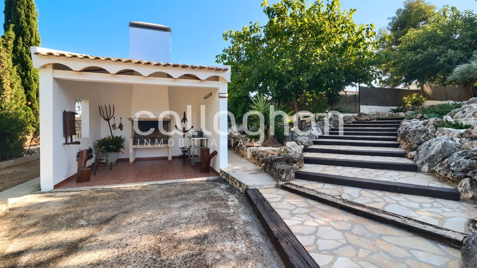 4 bedroom Villa for sale in Alberic with pool garage - € 525,000 (Ref: 9252272)