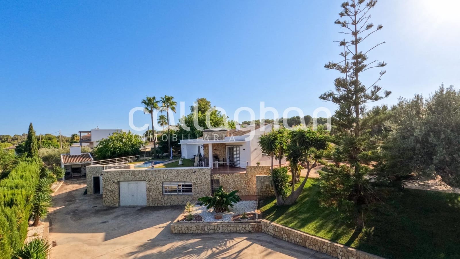 4 bedroom Villa for sale in Alberic with pool garage - € 525,000 (Ref: 9252272)