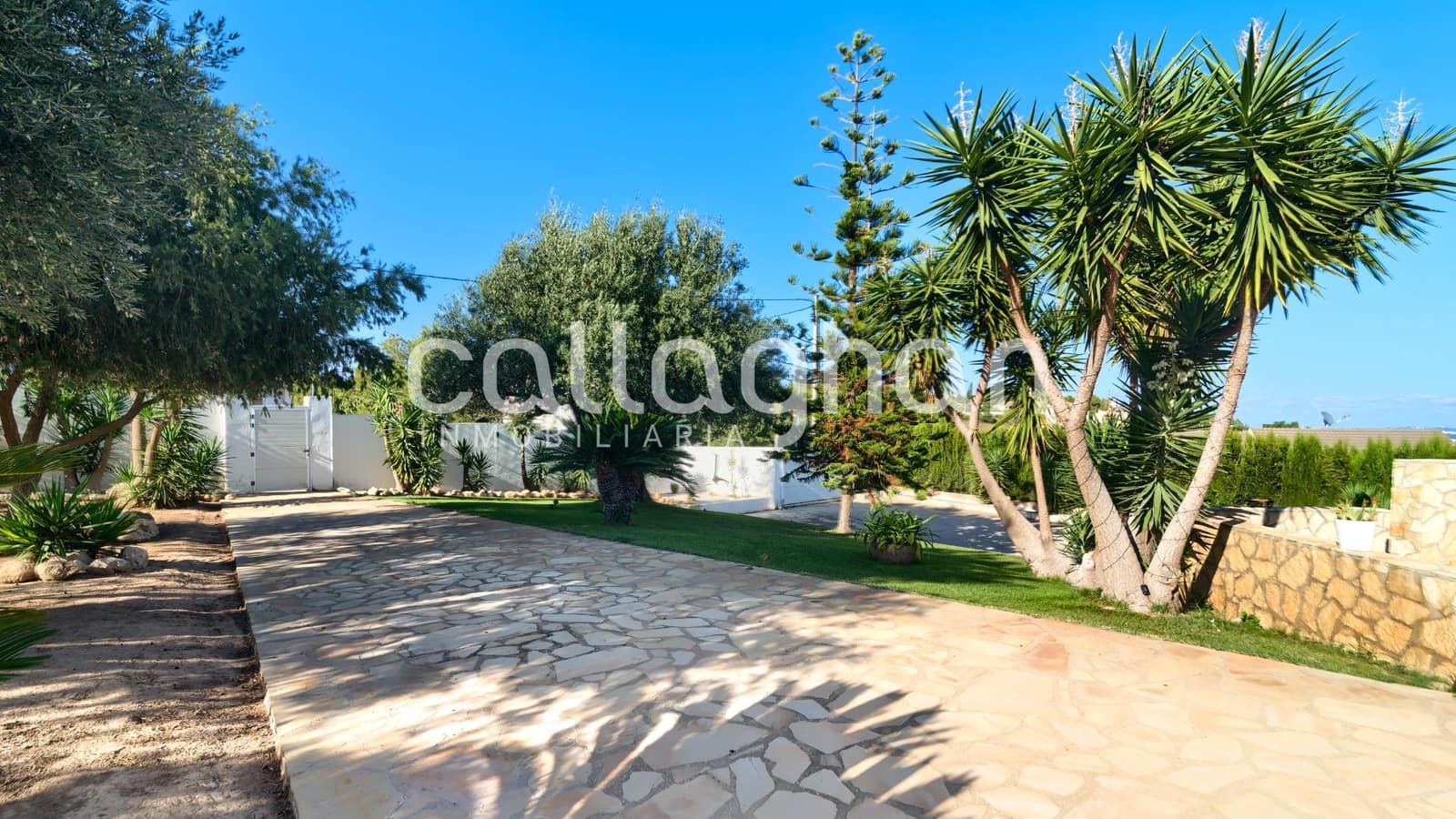 4 bedroom Villa for sale in Alberic with pool garage - € 525,000 (Ref: 9252272)