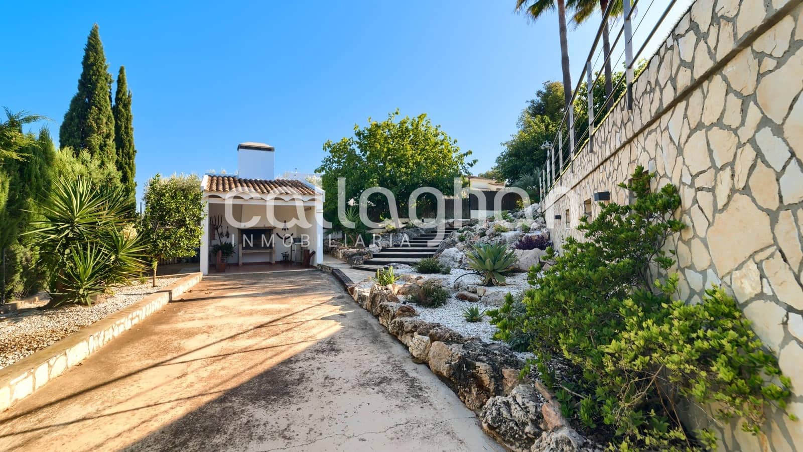 4 bedroom Villa for sale in Alberic with pool garage - € 525,000 (Ref: 9252272)