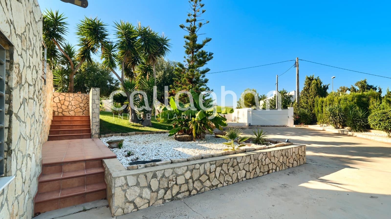 4 bedroom Villa for sale in Alberic with pool garage - € 525,000 (Ref: 9252272)