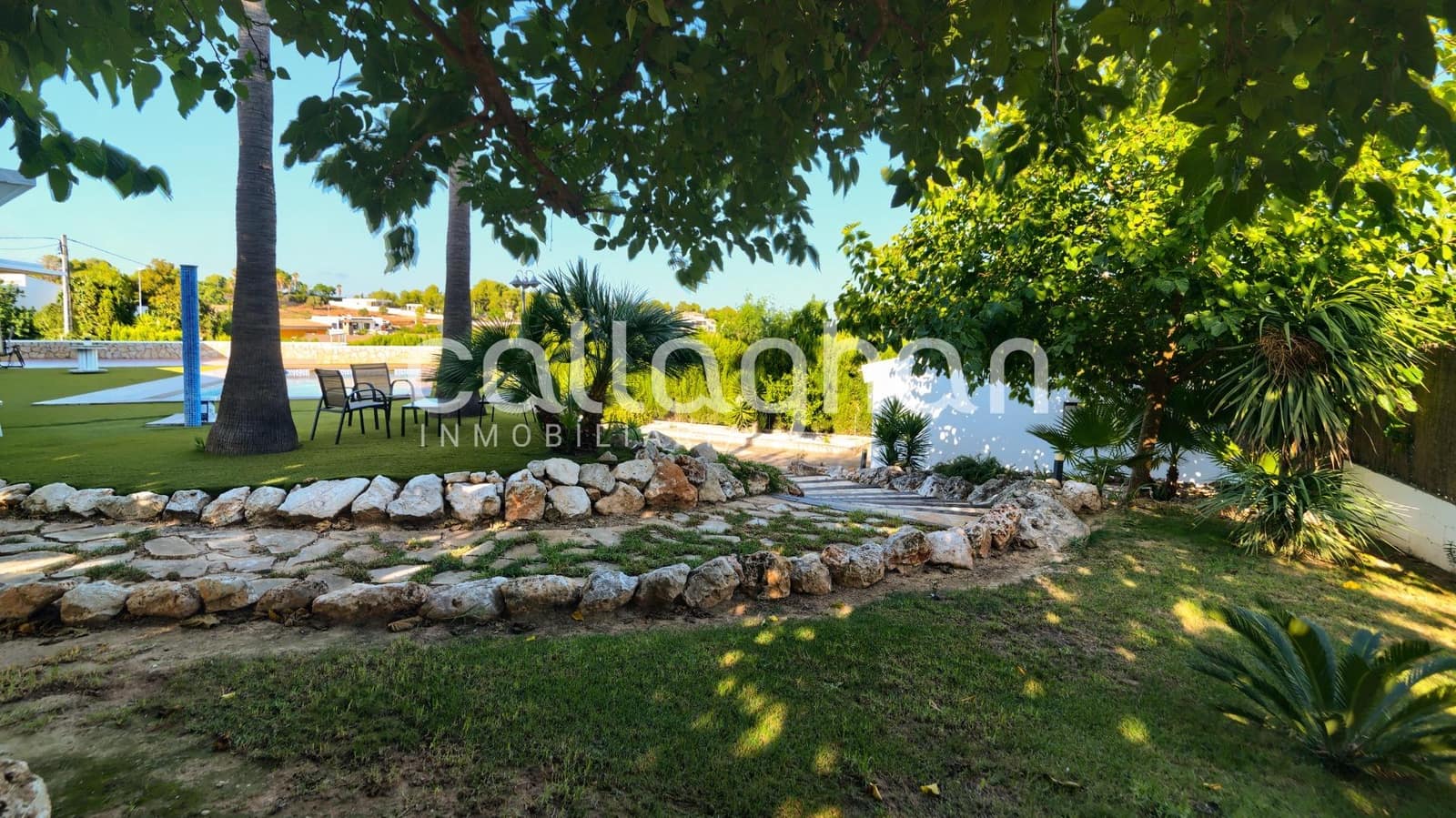 4 bedroom Villa for sale in Alberic with pool garage - € 525,000 (Ref: 9252272)