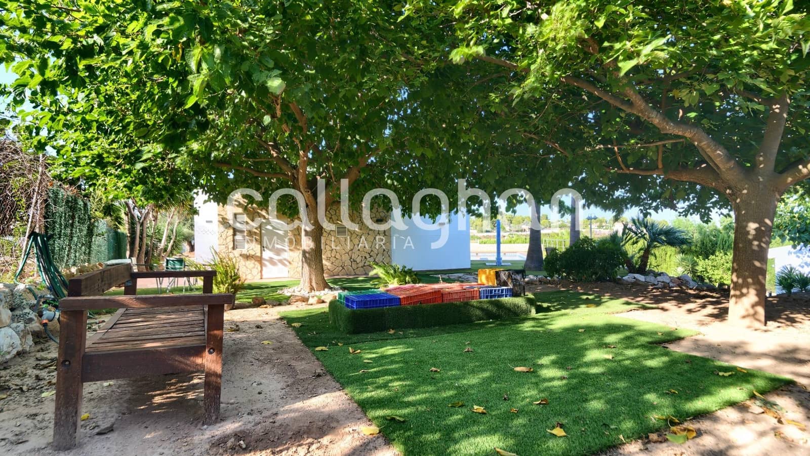 4 bedroom Villa for sale in Alberic with pool garage - € 525,000 (Ref: 9252272)