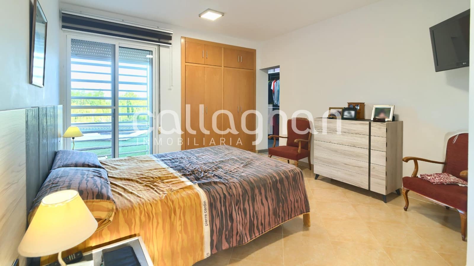 4 bedroom Villa for sale in Alberic with pool garage - € 525,000 (Ref: 9252272)