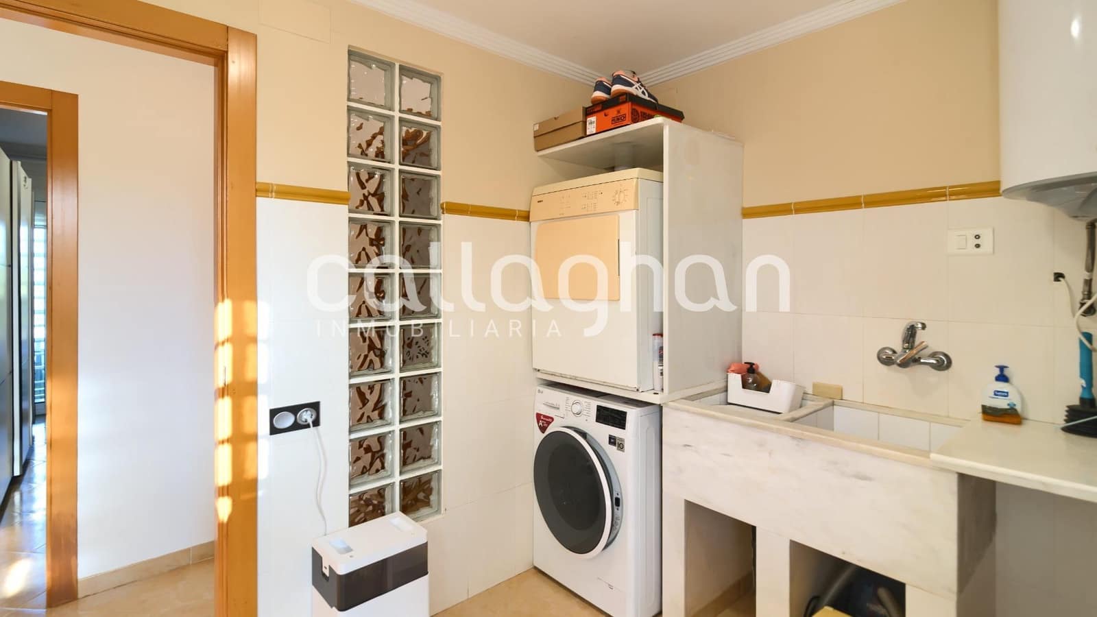 4 bedroom Villa for sale in Alberic with pool garage - € 525,000 (Ref: 9252272)