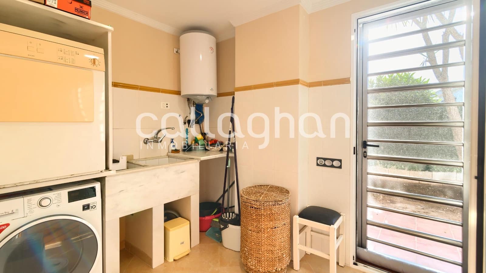 4 bedroom Villa for sale in Alberic with pool garage - € 525,000 (Ref: 9252272)