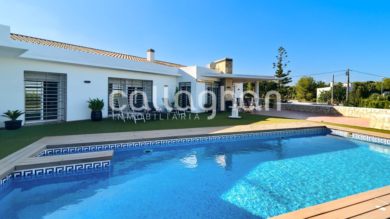 4 bedroom Villa for sale in Alberic with pool garage - € 525,000 (Ref: 9252272)