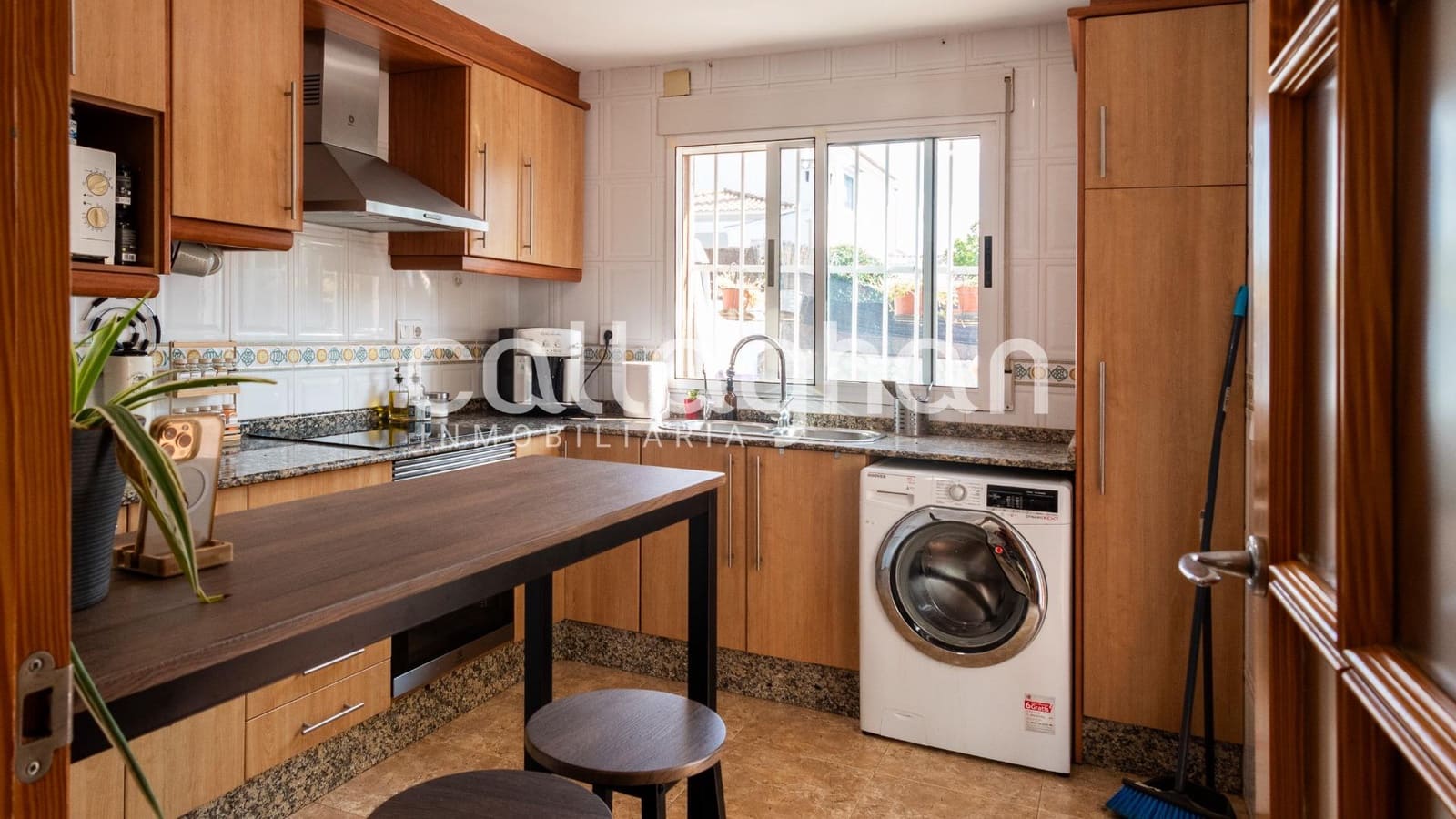 3 soveværelse Villa til salg i La Pobla de Vallbona med swimmingpool garage - € 425.000 (Ref: 9285379)