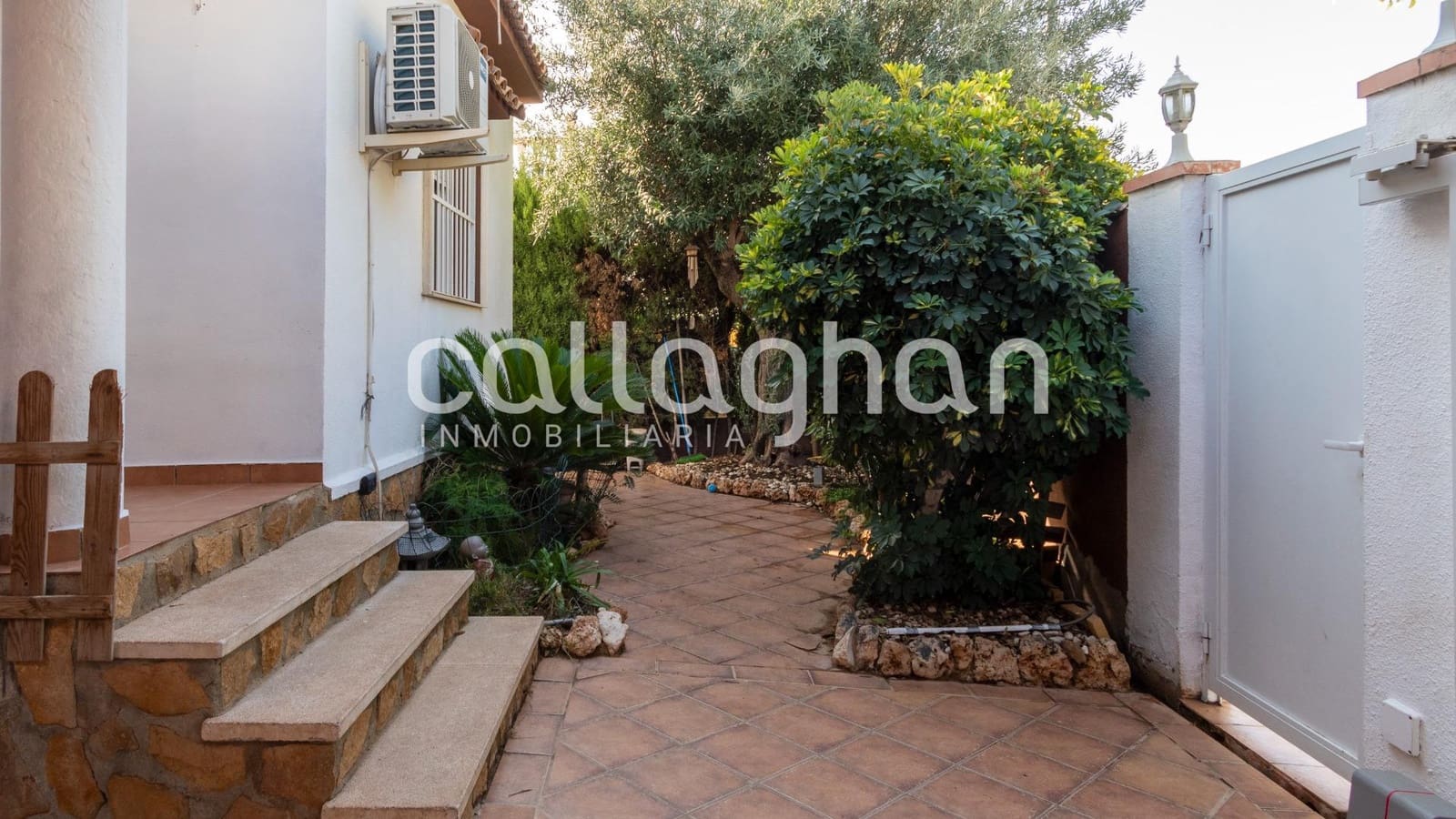 3 soveværelse Villa til salg i La Pobla de Vallbona med swimmingpool garage - € 425.000 (Ref: 9285379)