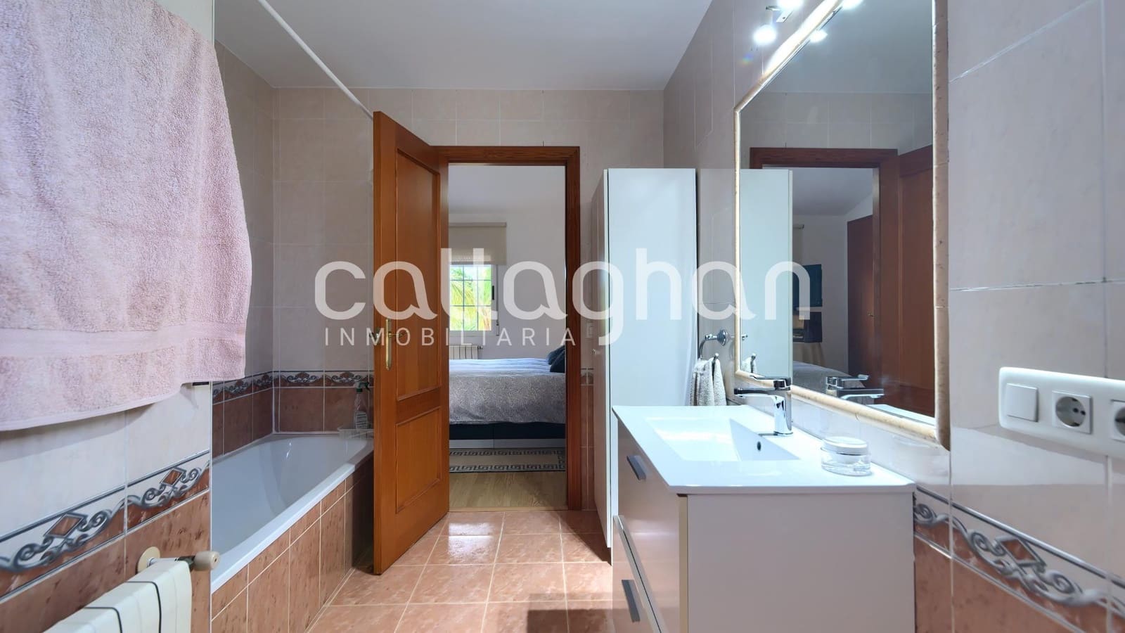 3 soverom Villa til salgs i La Pobla de Vallbona med svømmebasseng garasje - € 450 000 (Ref: 9398677)