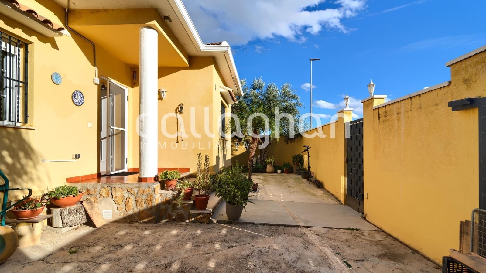 3 soverom Villa til salgs i La Pobla de Vallbona med svømmebasseng garasje - € 450 000 (Ref: 9398677)