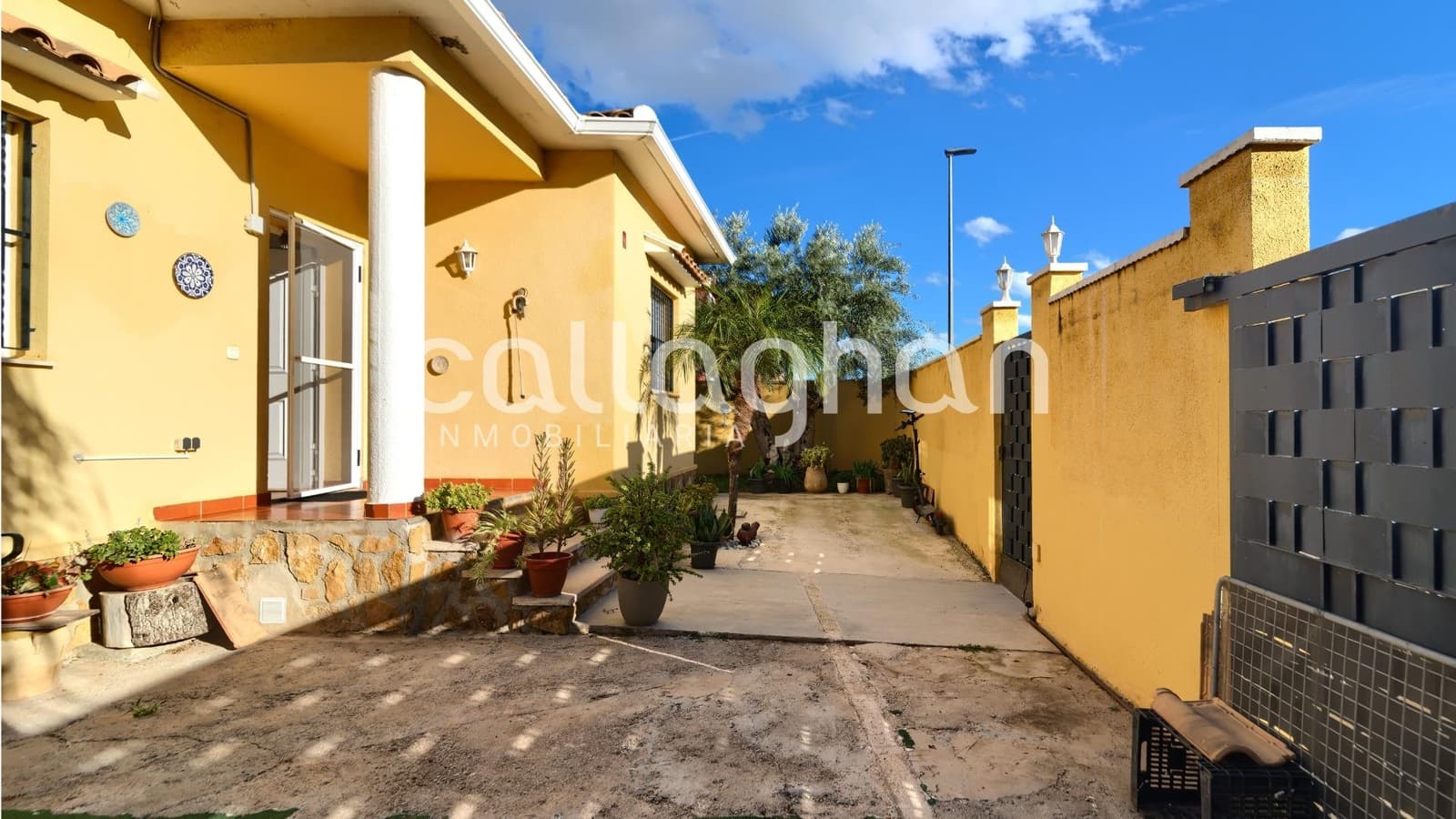 3 soverom Villa til salgs i La Pobla de Vallbona med svømmebasseng garasje - € 450 000 (Ref: 9398677)