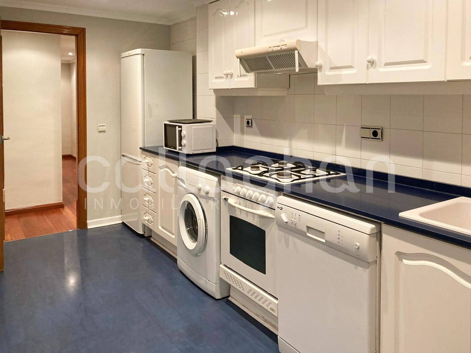 2 bedroom Penthouse for rent in Valencia city with garage - € 1,800 (Ref: 9548419)