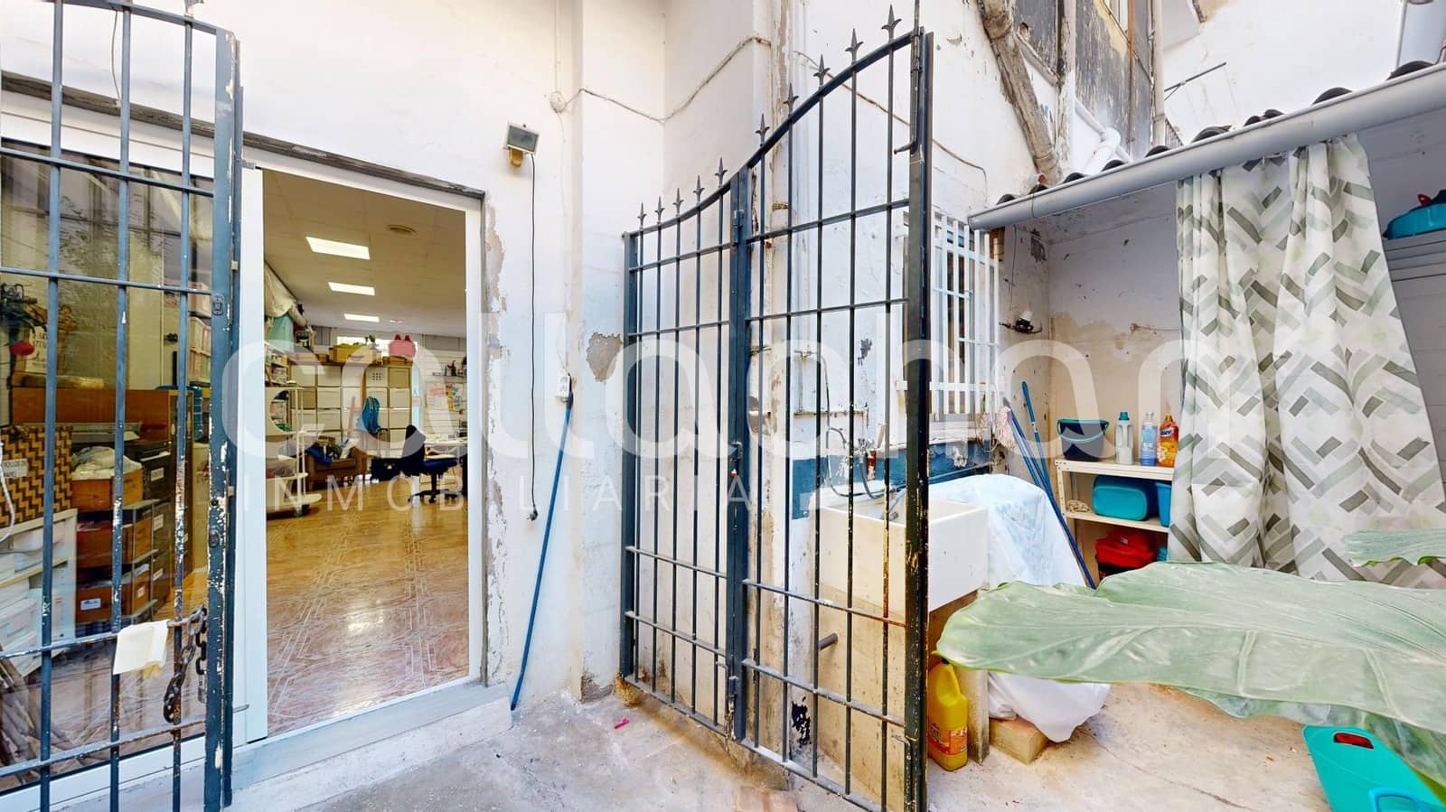 Commercial for sale in Valencia city - € 260,000 (Ref: 9619494)