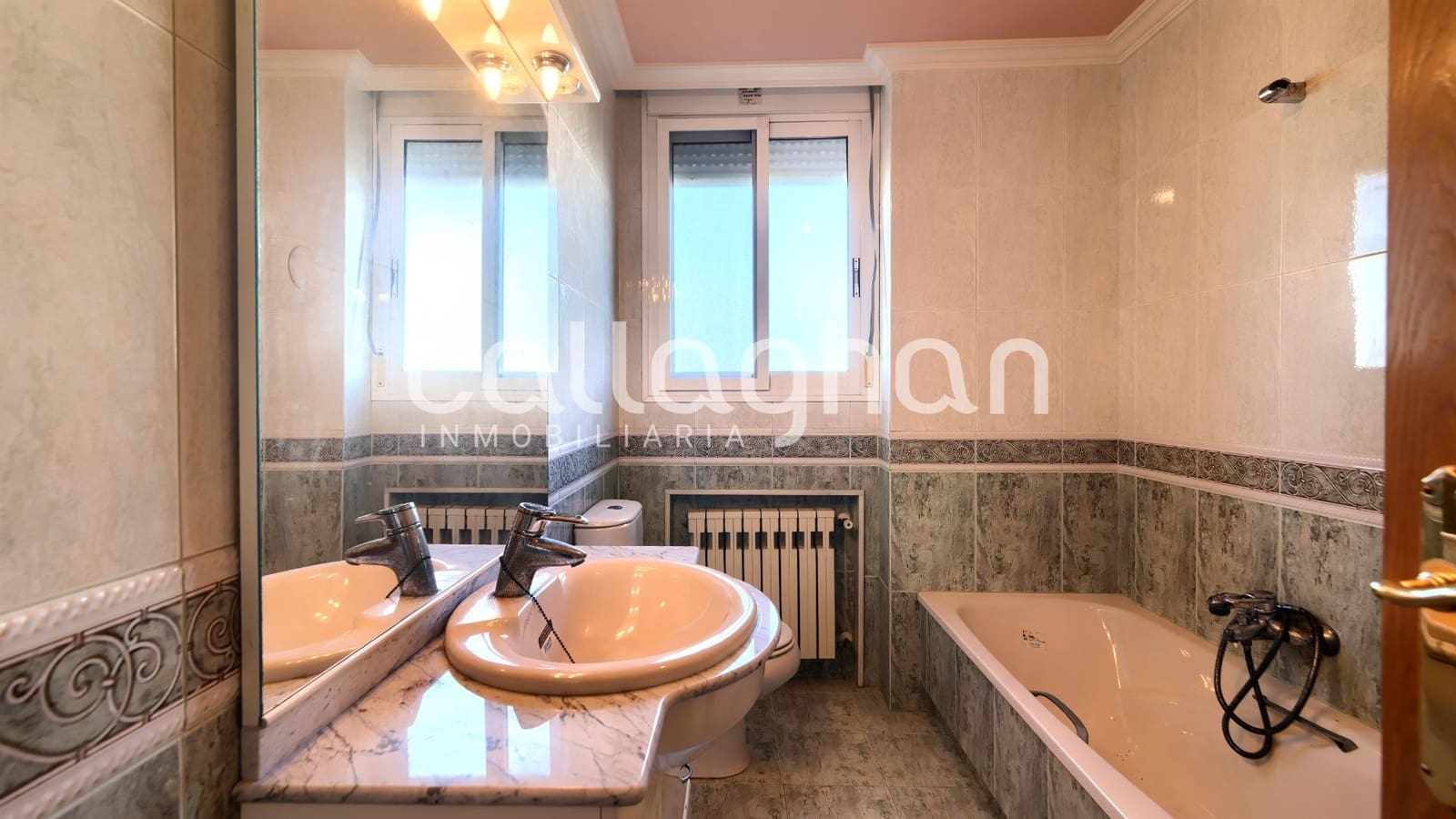 9 bedroom Villa for sale in Torrent with pool garage - € 1,175,000 (Ref: 9630279)