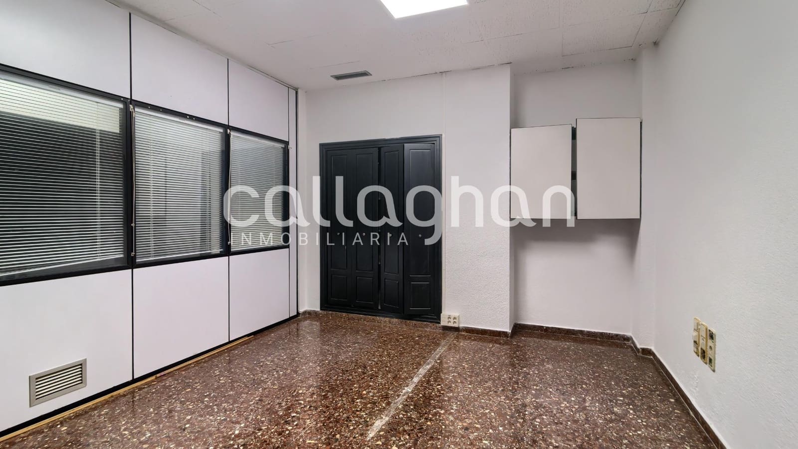 Erhverv til leje i Valencia by - € 2.200 (Ref: 9637783)