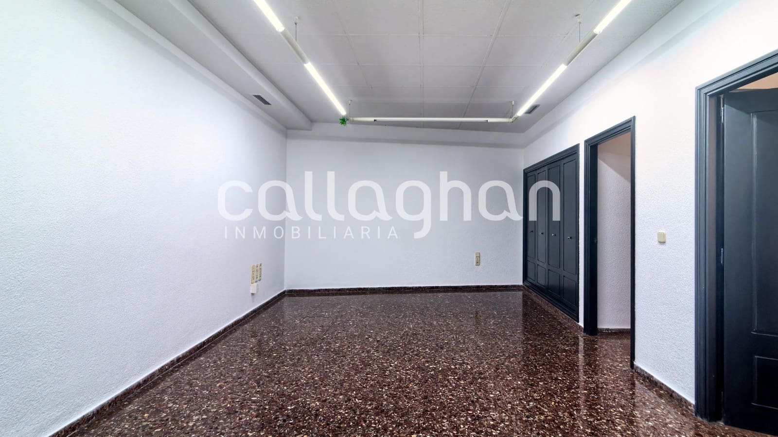 Erhverv til leje i Valencia by - € 2.200 (Ref: 9637783)