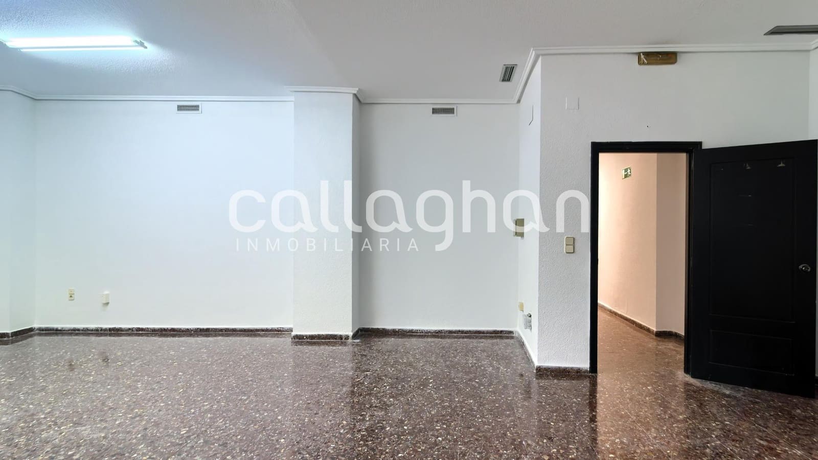 Erhverv til leje i Valencia by - € 2.200 (Ref: 9637783)