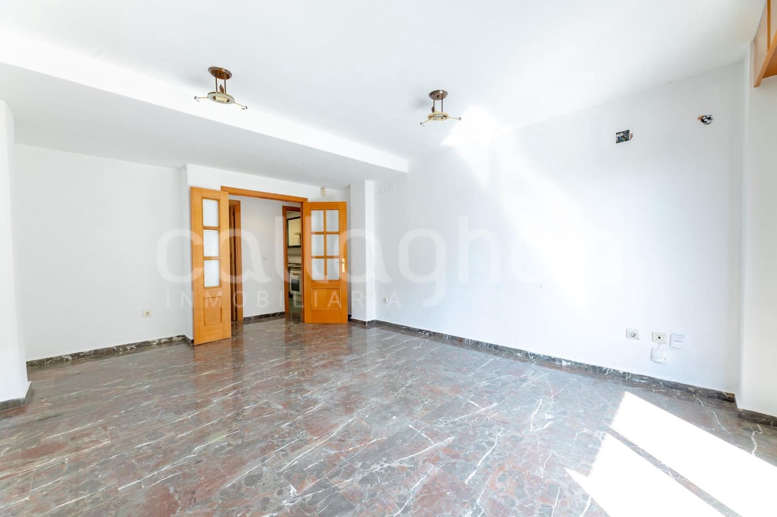4 bedroom Flat for sale in Valencia city with garage - € 330,000 (Ref: 9712174)
