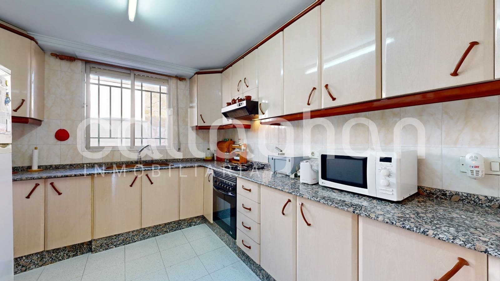 8 bedroom Villa for sale in Chiva with pool garage - € 535,000 (Ref: 9726829)