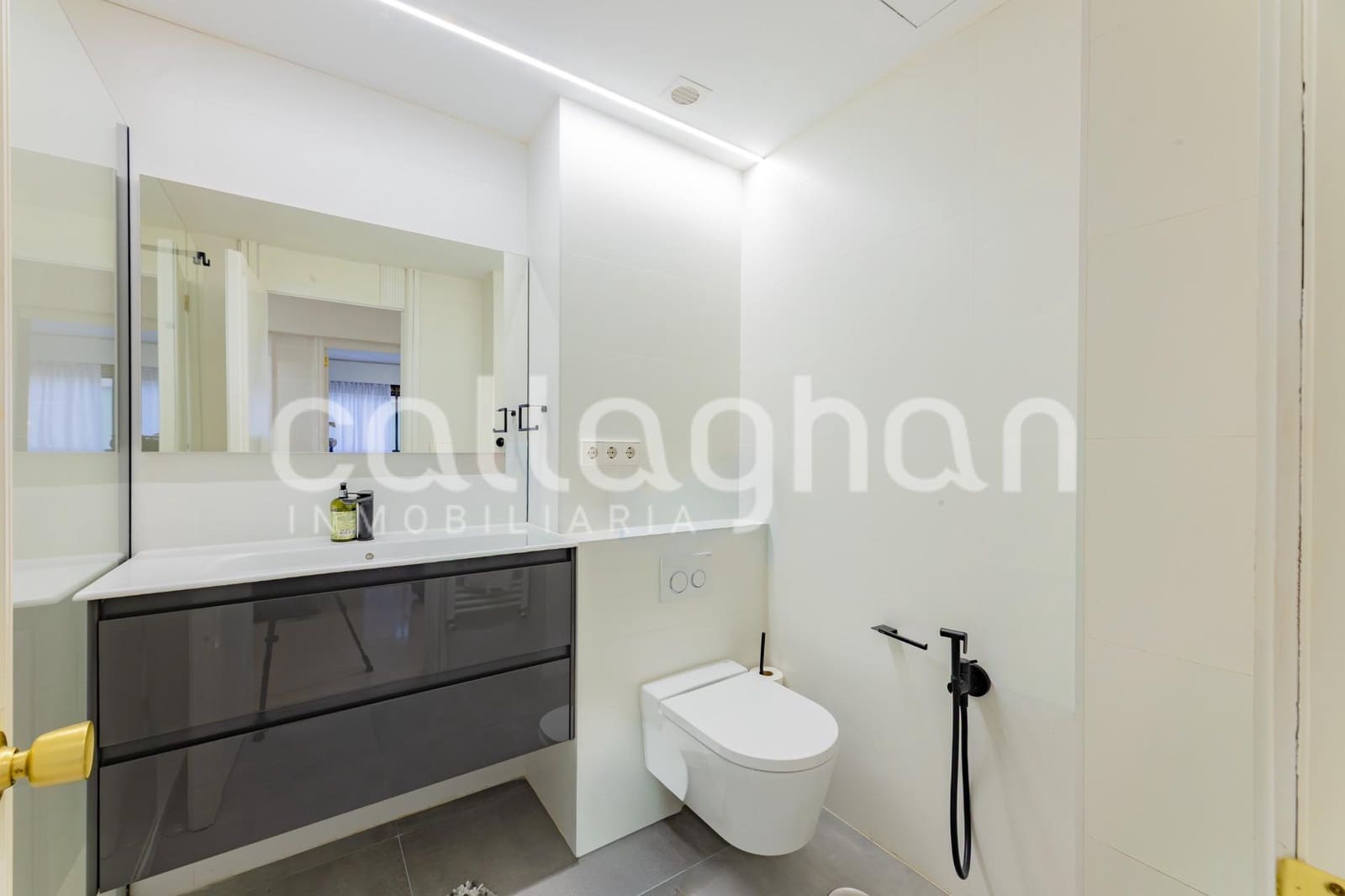 4 bedroom Flat for rent in Valencia city with garage - € 3,500 (Ref: 9735766)