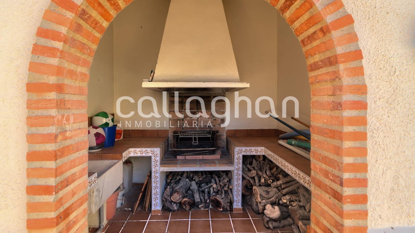 5 bedroom Villa for sale in La Canada with pool garage - € 550,000 (Ref: 9741881)