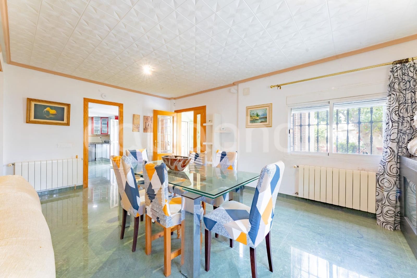 7 makuuhuone Huvila myytävänä paikassa La Pobla de Vallbona mukana uima-altaan 
autotalli - 745 000 € (Ref: 9818048)