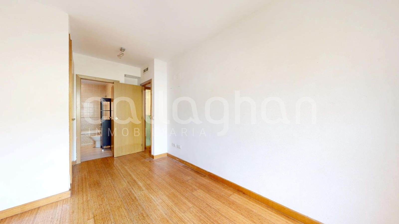2 bedroom Flat for sale in Chiva with pool garage - € 249,000 (Ref: 9839511)