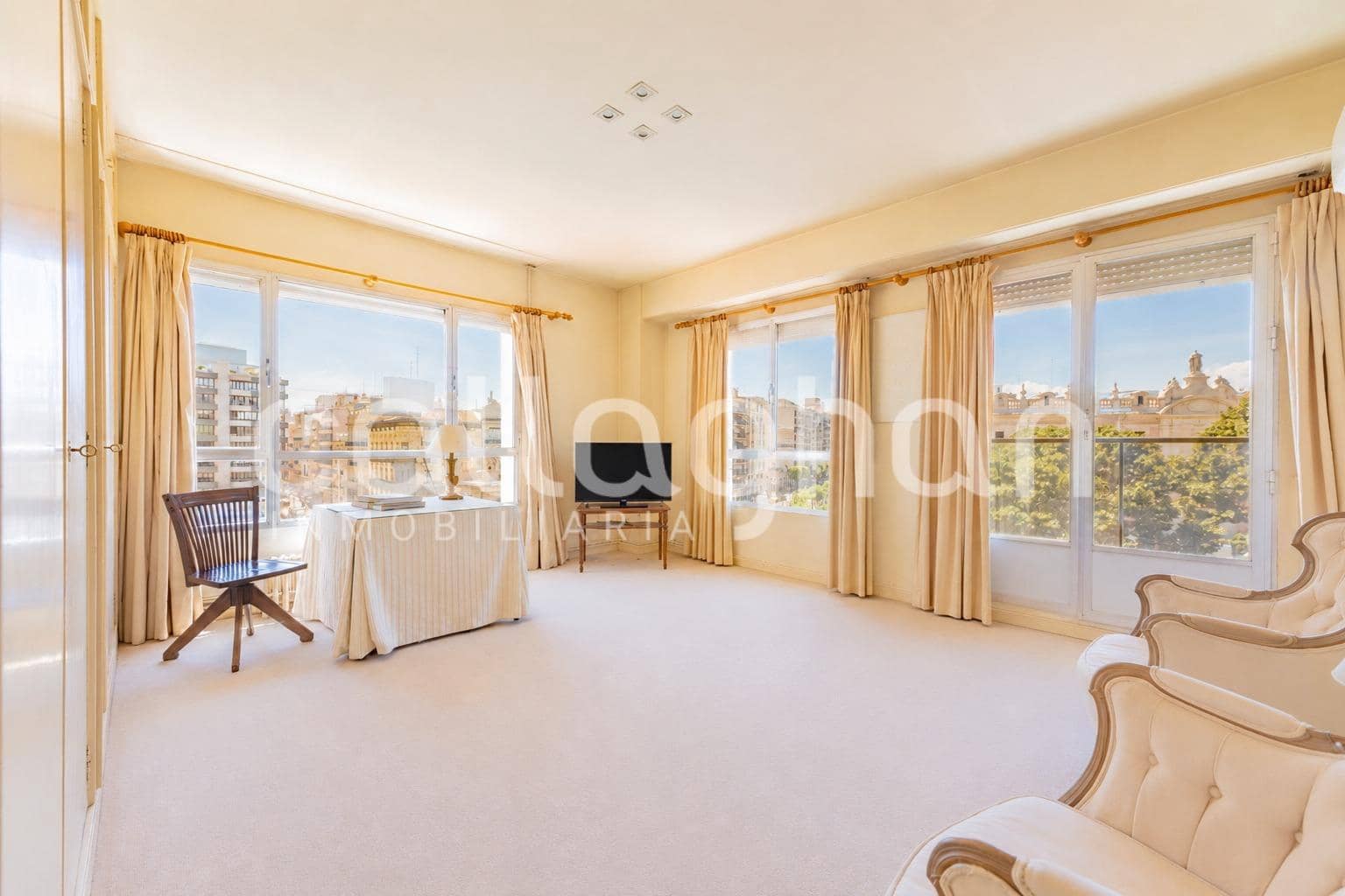 5 bedroom Flat for sale in Valencia city with garage - € 1,500,000 (Ref: 9851946)