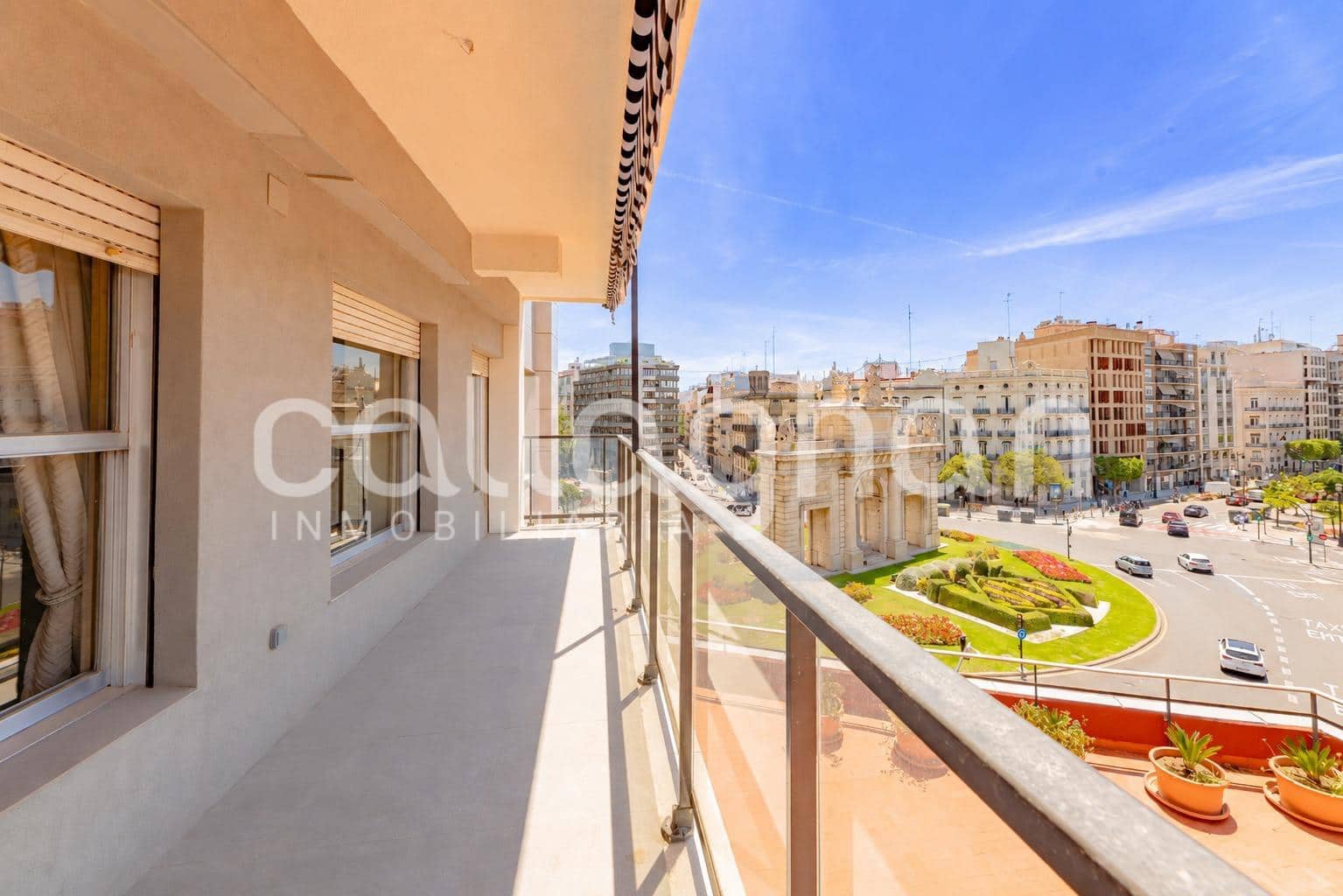 5 bedroom Flat for sale in Valencia city with garage - € 1,500,000 (Ref: 9851946)