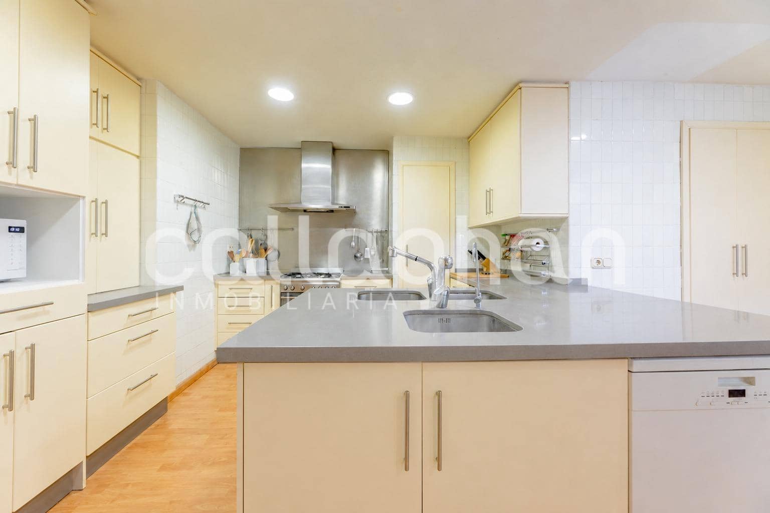 5 bedroom Flat for sale in Valencia city with garage - € 1,500,000 (Ref: 9851946)