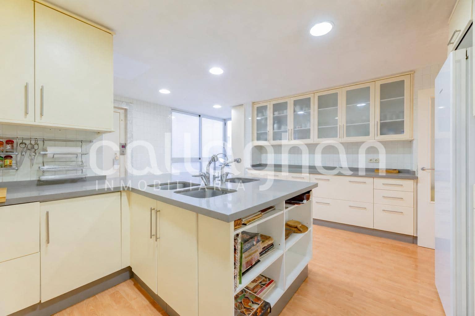 5 bedroom Flat for sale in Valencia city with garage - € 1,500,000 (Ref: 9851946)