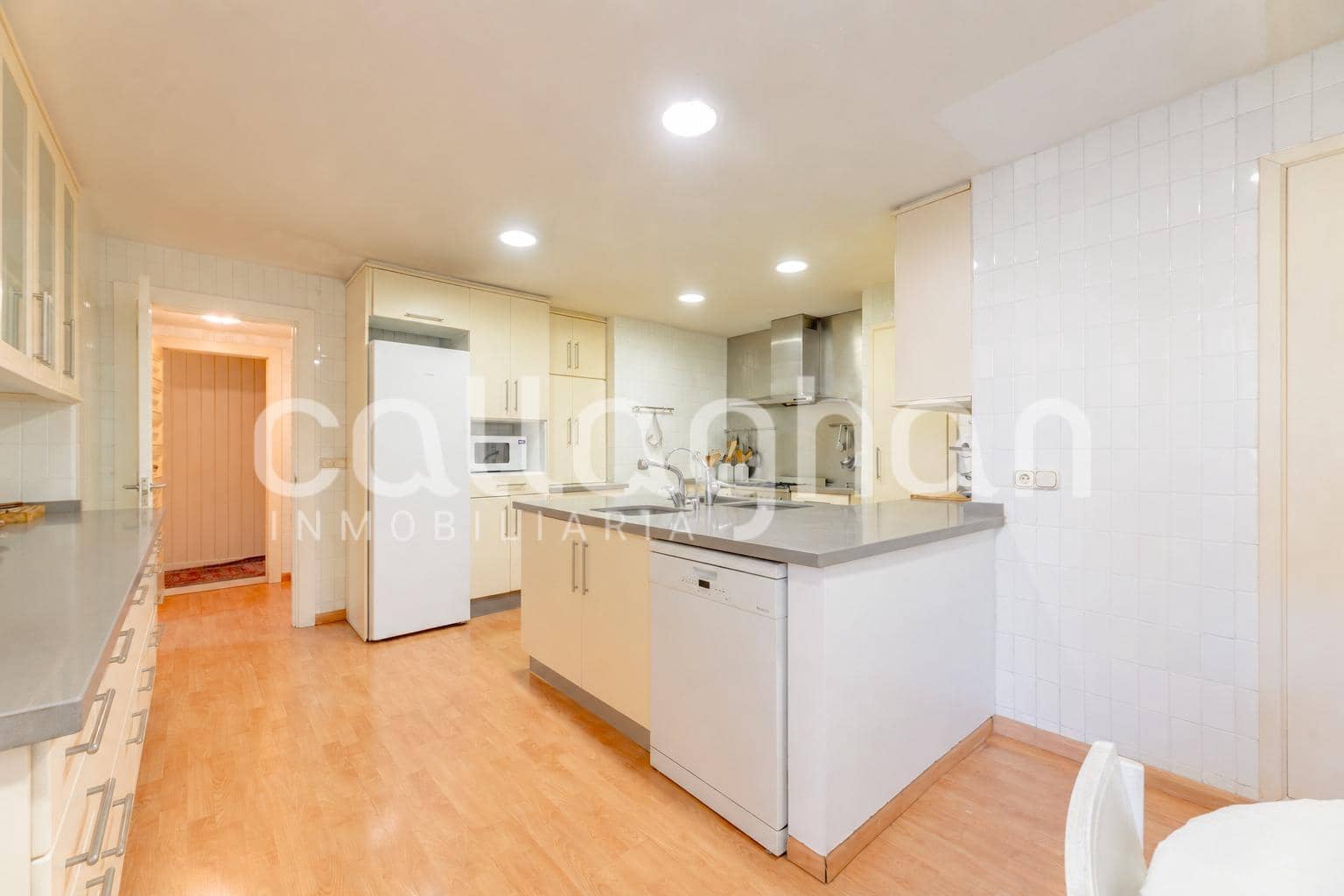 5 bedroom Flat for sale in Valencia city with garage - € 1,500,000 (Ref: 9851946)