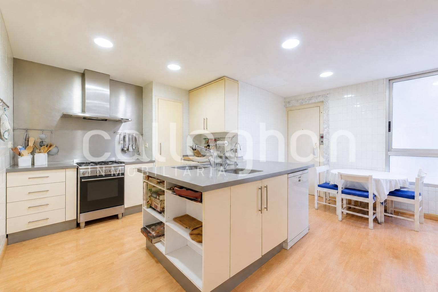 5 bedroom Flat for sale in Valencia city with garage - € 1,500,000 (Ref: 9851946)