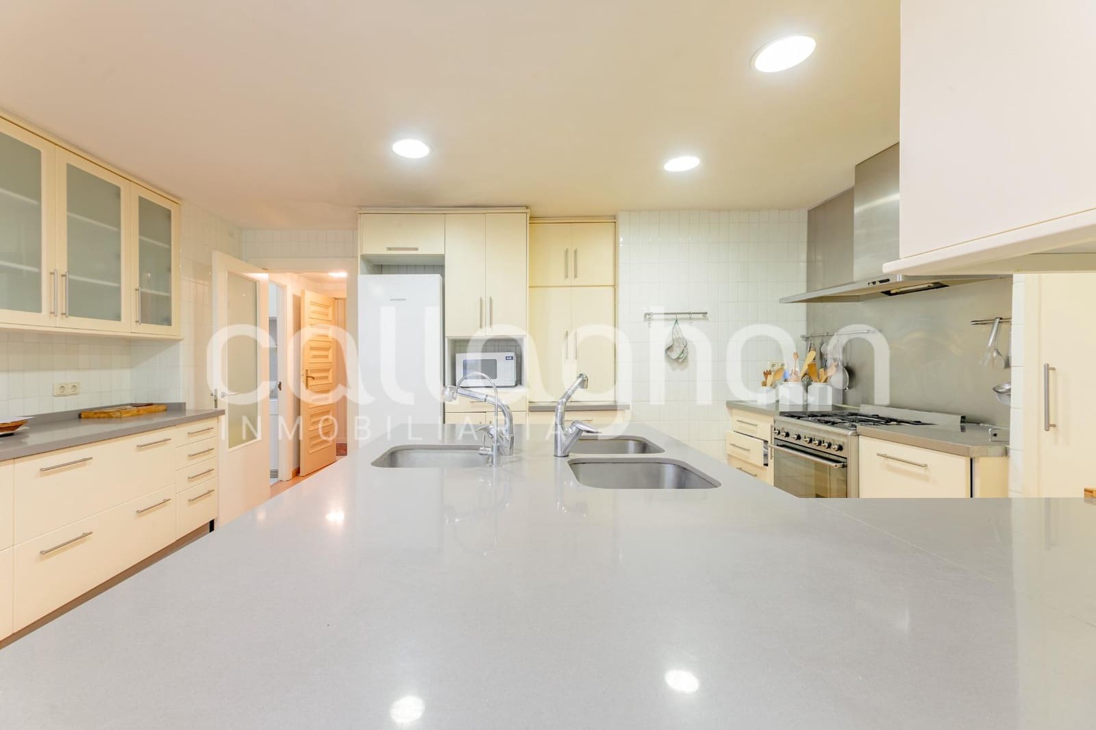 5 bedroom Flat for sale in Valencia city with garage - € 1,500,000 (Ref: 9851946)
