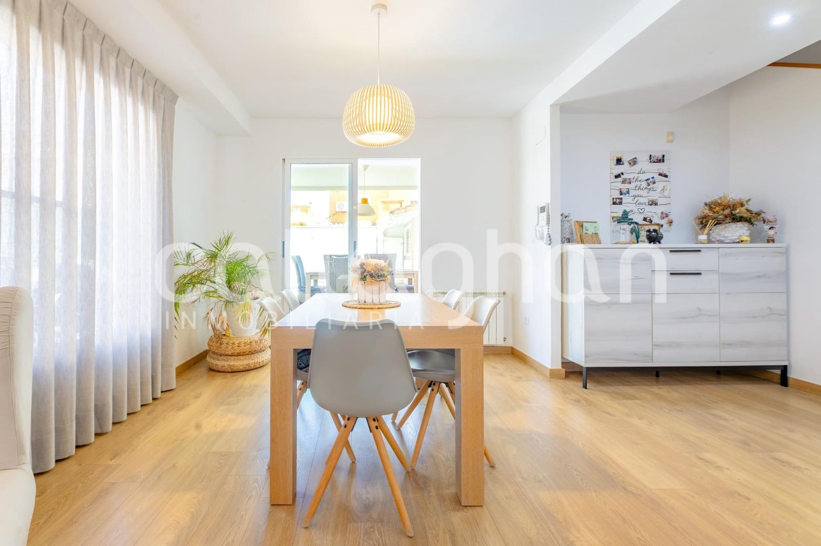 4 makuuhuone Rivitalo myytävänä paikassa La Pobla de Vallbona mukana uima-altaan 
autotalli - 650 000 € (Ref: 9920606)
