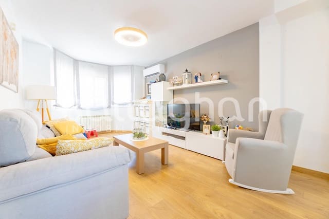 4 makuuhuone Rivitalo myytävänä paikassa La Pobla de Vallbona mukana uima-altaan 
autotalli - 650 000 € (Ref: 9920606)