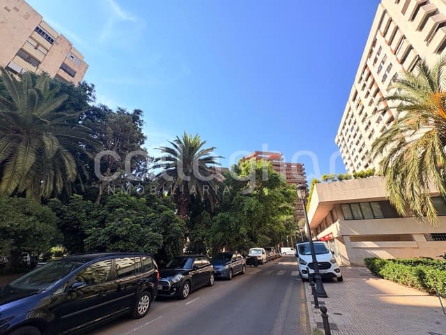 Garage à louer à Exposicio, Valence ville - 110 € (Ref: 9948095)