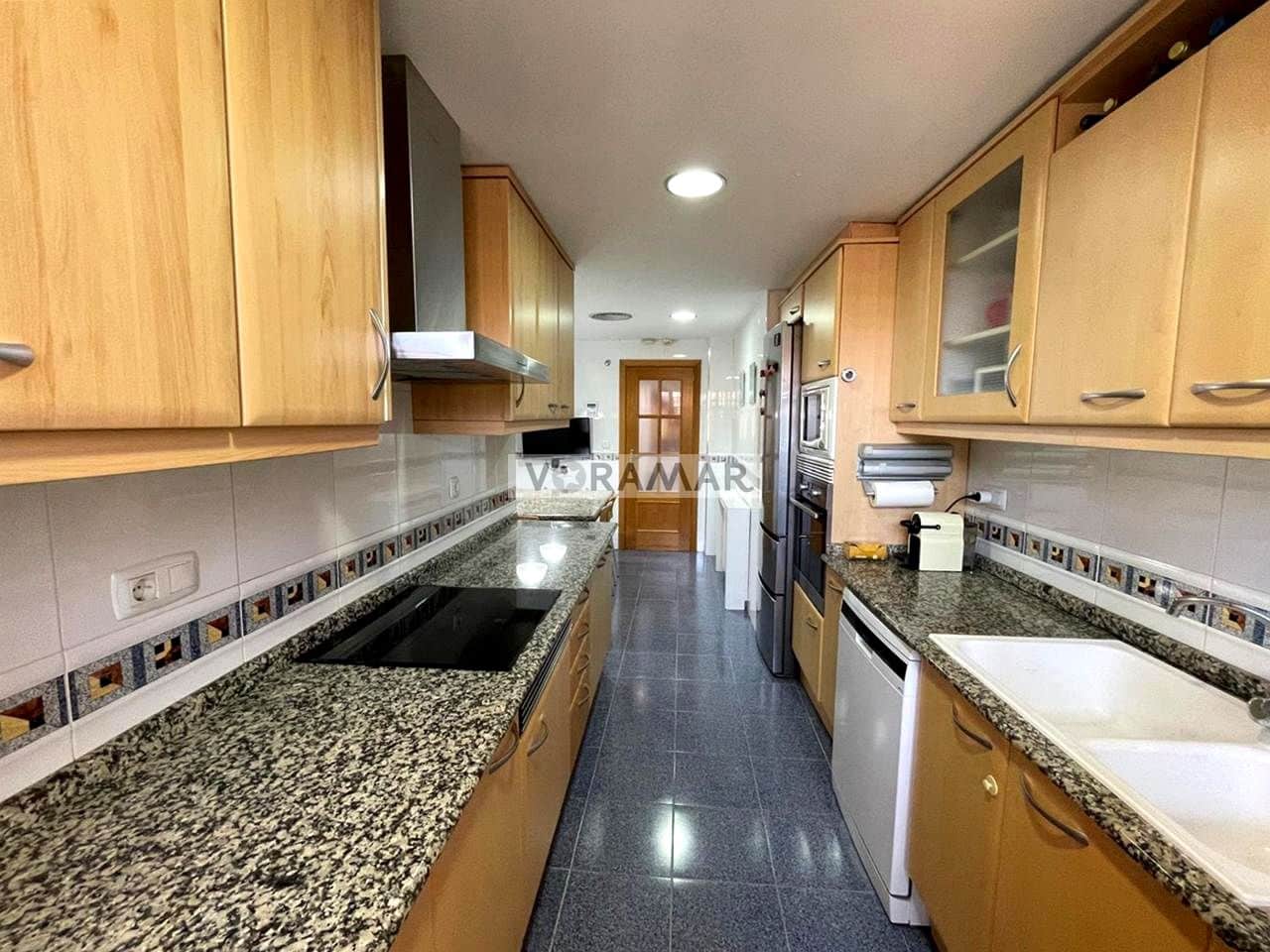 3 bedroom Flat for rent in Valencia city with pool garage - € 2,500 (Ref: 9979394)