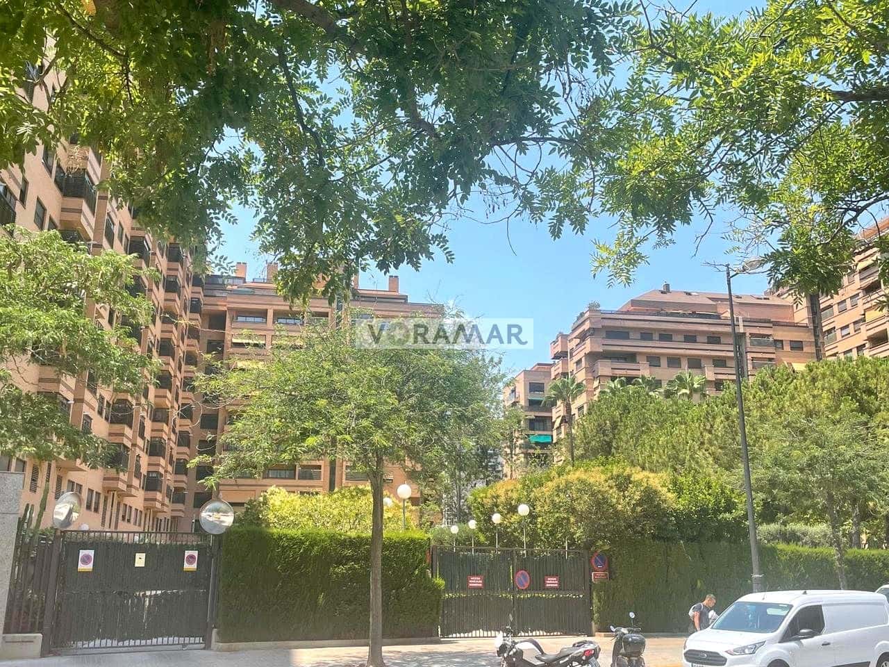 3 bedroom Flat for rent in Valencia city with pool garage - € 2,500 (Ref: 9979394)