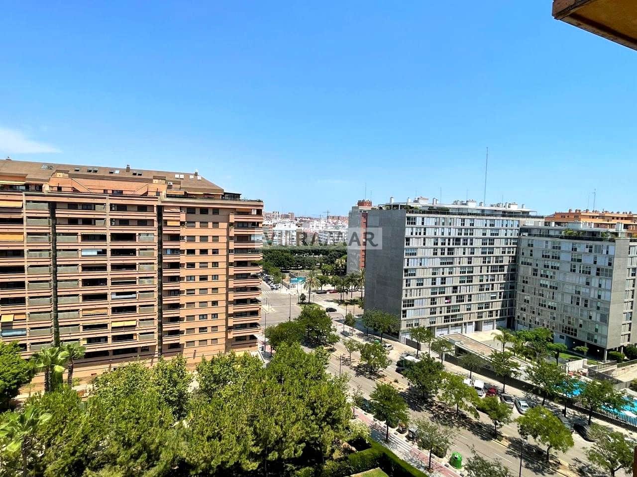3 bedroom Flat for rent in Valencia city with pool garage - € 2,500 (Ref: 9979394)