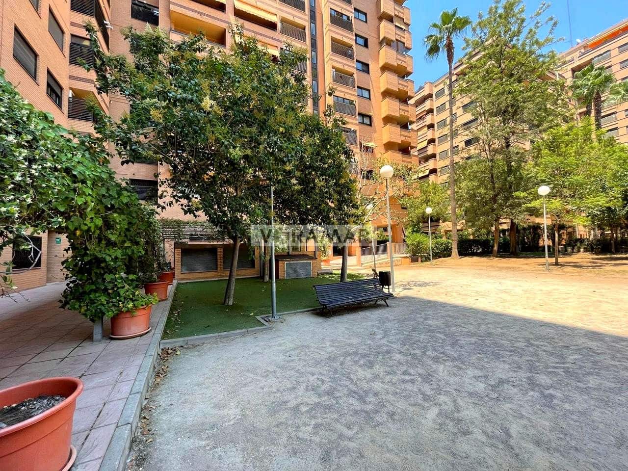 3 bedroom Flat for rent in Valencia city with pool garage - € 2,500 (Ref: 9979394)