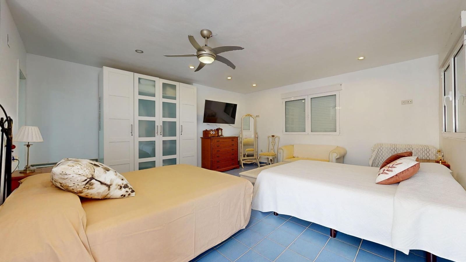 5 bedroom Villa for sale in Torre de la Horadada with pool garage - € 630,000 (Ref: 10129572)